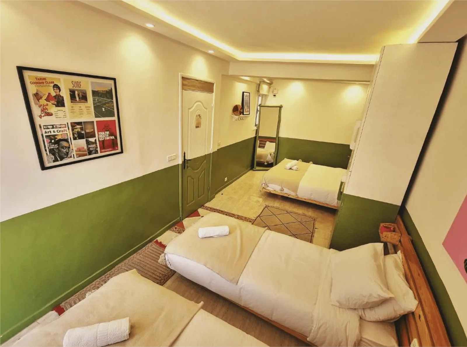 Simple room with green walls at Tazuri